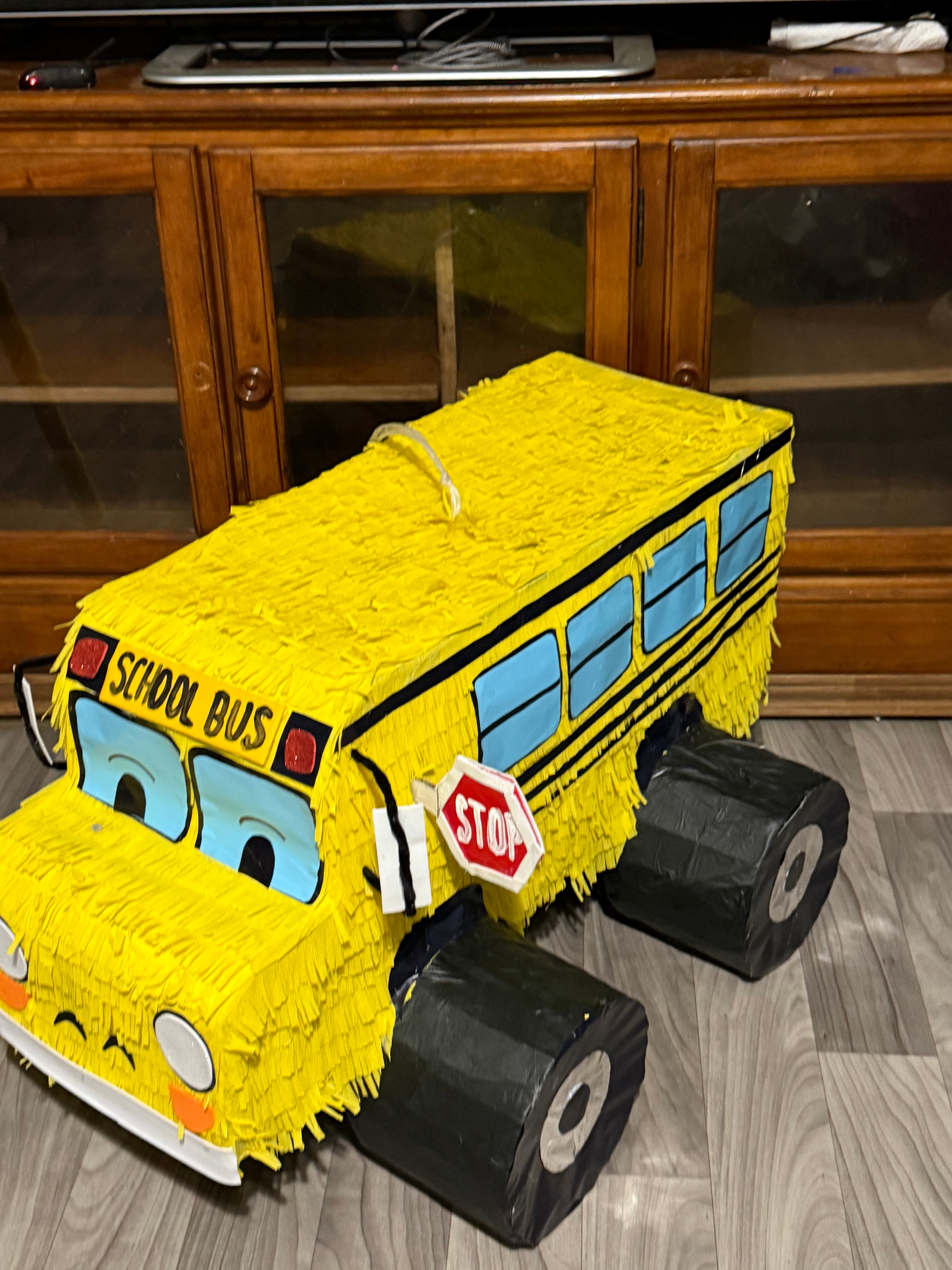 Monster Truck Autobús Escolar 3D – Piñata Mediana